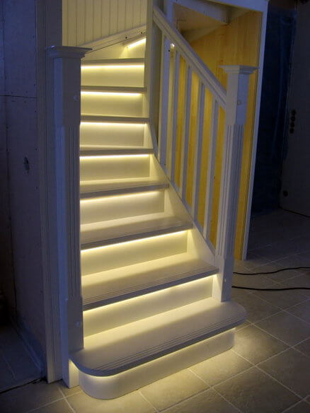 светлая подсветка ступеней лестницы